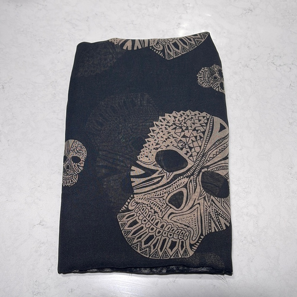Skull thin scarf. Perfect condition